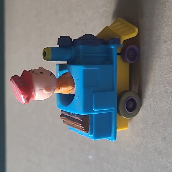 Charlie Brown, Lucy, Woodstock and Snoopy Pull Back Action Toy Car - Picture 2 of 12